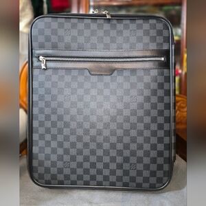 Louis Vuitton Pegase 45 Rolling suitcase in Damier Graphite canvas.